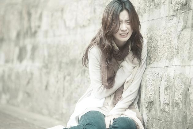 Hình ảnh cô gái buồn khóc cô đơn vì tình yêu 8