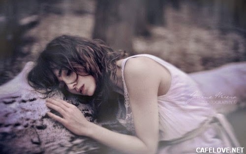 Hình ảnh cô gái buồn khóc cô đơn vì tình yêu 9