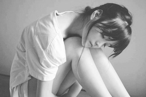 Hình ảnh cô gái buồn khóc cô đơn vì tình yêu 11