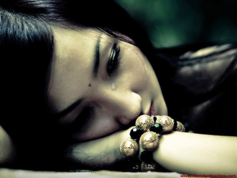 Hình ảnh cô gái buồn khóc cô đơn vì tình yêu 13