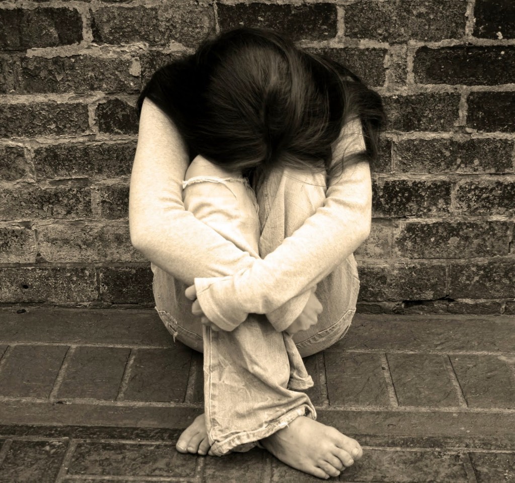 Hình ảnh cô gái buồn khóc cô đơn vì tình yêu 14