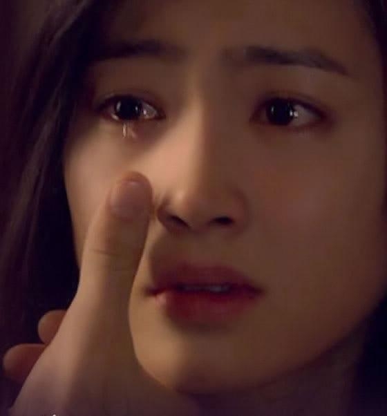 Hình ảnh cô gái buồn khóc cô đơn vì tình yêu 15