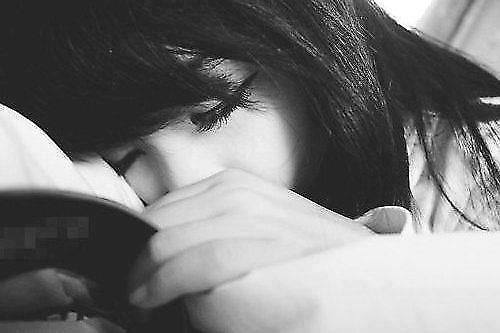 Hình ảnh cô gái buồn khóc cô đơn vì tình yêu 17