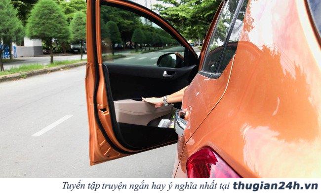 Cách mở cửa xe ô tô đúng cách và an toàn 1