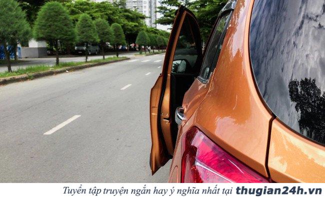 Cách mở cửa xe ô tô đúng cách và an toàn 2