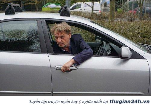Cách mở cửa xe ô tô đúng cách và an toàn 3