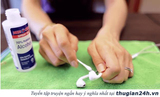 Muốn bảo vệ thính giác hãy vệ sinh tai nghe 2