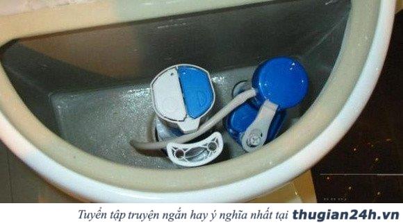 Tại sao trên bồn cầu có 2 nút xả? Dùng nút xả nào mới đúng 2