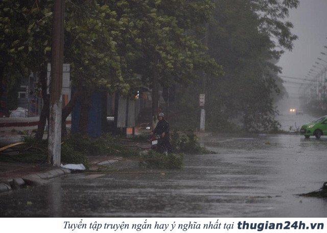 Những nguyên tắc đi lại trên đường để đảm bảo an toàn trong ngày mưa bão 1
