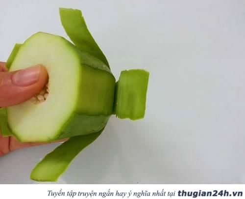 Trang trí mâm ngũ quả Trung thu bằng hoa hồng, hoa cúc, hoa súng làm từ đu đủ siêu đẹp 1