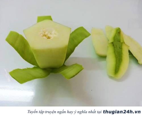 Trang trí mâm ngũ quả Trung thu bằng hoa hồng, hoa cúc, hoa súng làm từ đu đủ siêu đẹp 2