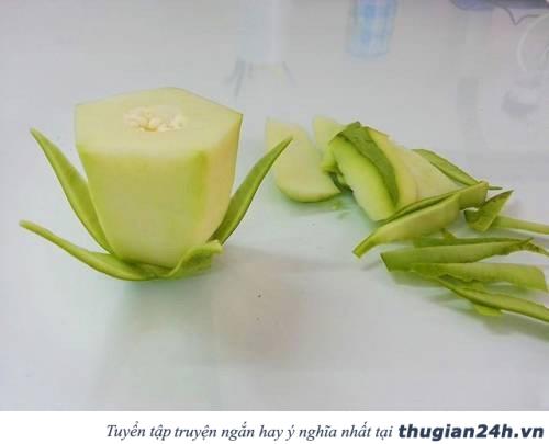 Trang trí mâm ngũ quả Trung thu bằng hoa hồng, hoa cúc, hoa súng làm từ đu đủ siêu đẹp 3