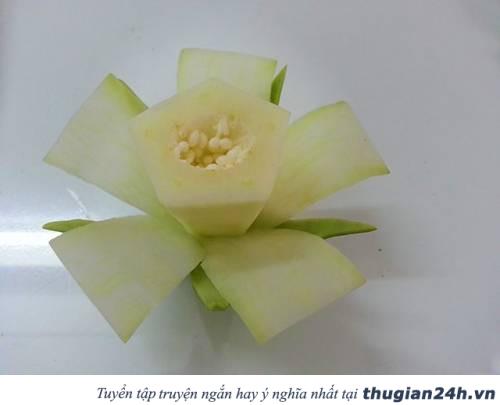 Trang trí mâm ngũ quả Trung thu bằng hoa hồng, hoa cúc, hoa súng làm từ đu đủ siêu đẹp 4
