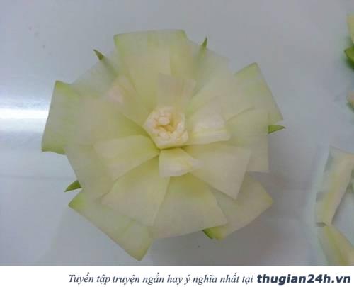 Trang trí mâm ngũ quả Trung thu bằng hoa hồng, hoa cúc, hoa súng làm từ đu đủ siêu đẹp 5