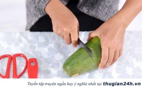 Trang trí mâm ngũ quả Trung thu bằng hoa hồng, hoa cúc, hoa súng làm từ đu đủ siêu đẹp 11