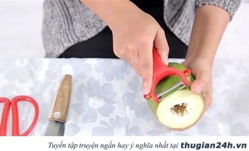 Trang trí mâm ngũ quả Trung thu bằng hoa hồng, hoa cúc, hoa súng làm từ đu đủ siêu đẹp 12