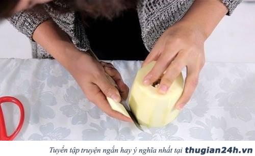 Trang trí mâm ngũ quả Trung thu bằng hoa hồng, hoa cúc, hoa súng làm từ đu đủ siêu đẹp 13