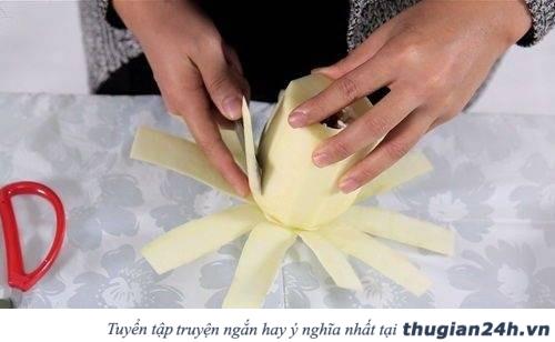 Trang trí mâm ngũ quả Trung thu bằng hoa hồng, hoa cúc, hoa súng làm từ đu đủ siêu đẹp 14