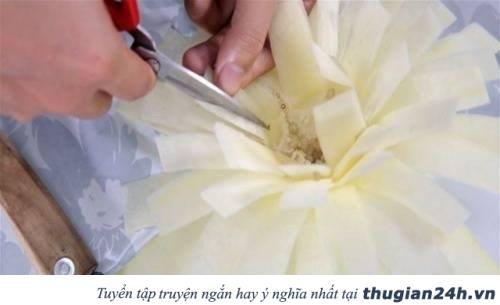 Trang trí mâm ngũ quả Trung thu bằng hoa hồng, hoa cúc, hoa súng làm từ đu đủ siêu đẹp 16