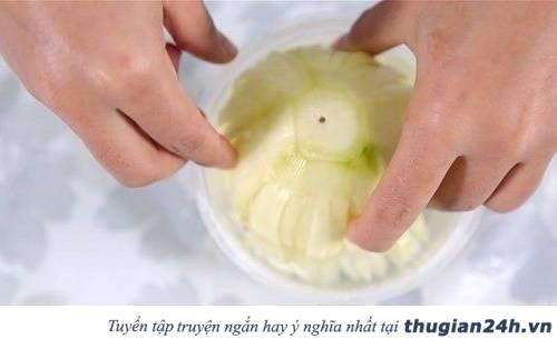 Trang trí mâm ngũ quả Trung thu bằng hoa hồng, hoa cúc, hoa súng làm từ đu đủ siêu đẹp 17