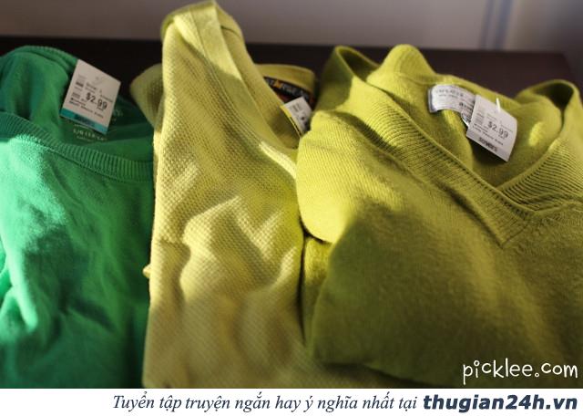 Hướng dẫn làm vòng nguyệt quế từ áo len cũ và móc quần áo 0