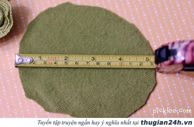 Hướng dẫn làm vòng nguyệt quế từ áo len cũ và móc quần áo 3