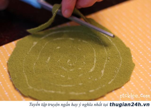 Hướng dẫn làm vòng nguyệt quế từ áo len cũ và móc quần áo 4
