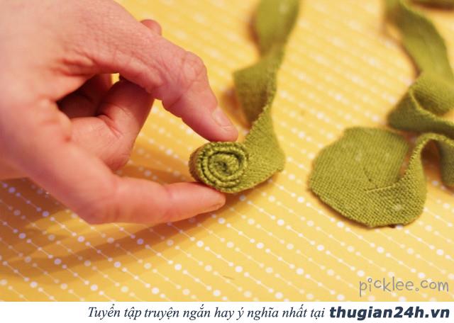 Hướng dẫn làm vòng nguyệt quế từ áo len cũ và móc quần áo 5