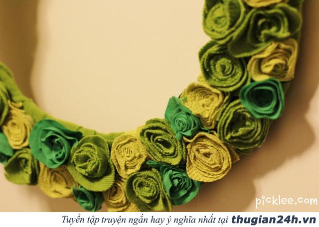 Hướng dẫn làm vòng nguyệt quế từ áo len cũ và móc quần áo 7