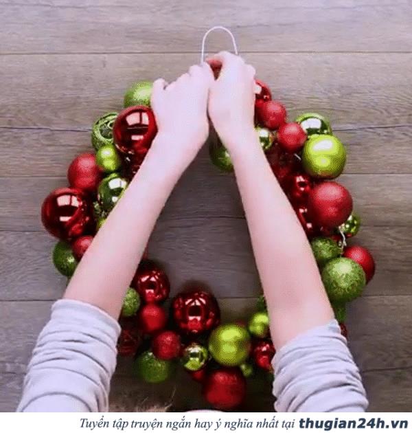 Hướng dẫn làm vòng nguyệt quế từ áo len cũ và móc quần áo 12